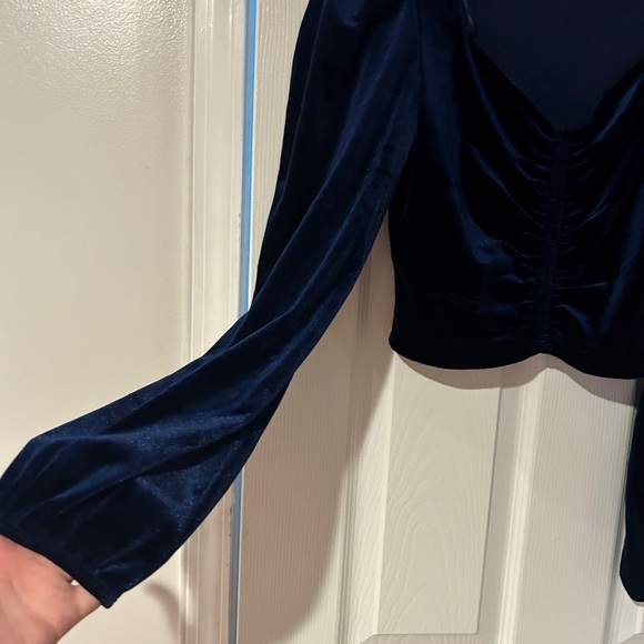 Lily White Women's Navy Velvet Top Flattering V Neck Size L - Picture 4 of 6